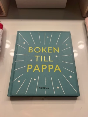 Bok till pappa - En bok du kan fylla i och ge till pappa, jättefin present. Aldrig använd så helt ny.💕