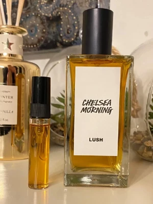 Chelsea Morning 3ml - Säljer 3ml av denna i glas sprayflaska / travelsize❣️Underbar doft! Så himla god!🤤😋👌 Doftar som Super Milk fast mer intensiv, mer gourmand och mer butterscotch och pepparkaka än Super Milk parfymen. För dig som älskar Super Milk hårlotion så kommer du avguda denna!💯😍 Håller länge ca 6-7 timmar minst. Lägg ett bud!🥰 Postar snabbt💌
