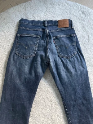 Levis jeans med vintage-look - Säljer ett par blå jeans från levis med en fin tvättad vintage look. Modell 502. 30/30. De är i perfekt skick. 