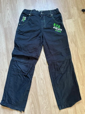 Jeans  - Jeans med midjespänning och tryck 