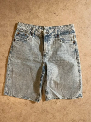 Ljusblå denimshorts H&M - Klassiska ljusblå jeansshorts. Använd endast fåtal gånger. 