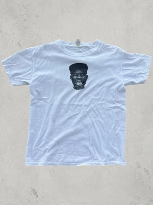 Tyler the creator tshirt - Tjena, jag säljer denna vita tshirt med tryck på Tyler the creator. Den är lite sliten i trycket så därför går den för billigt. Jag köpte den på vinted av en kille som trycker dom själva så DET ÄR INTE SHEIN ELLER LIKANDE.  Storlek S  100% bomull  Mått 📏  Axelbredd 44cm Längd 60cm  Hör av dig om du undrar något
