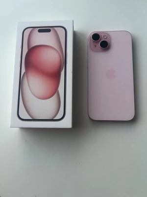 iphone 15 rosa 128GB - (sitter på ett skärmskydd därför är de spricker men inget som är under) säljer en iphone 15 rosa med 80% batterihälsa fungerar som den ska bara att ja har fått en ny så säljer jag denna. har en liten skavank på vänster nedre hörne men inget man tänker på när man har skal på (har alltid använts med skal)