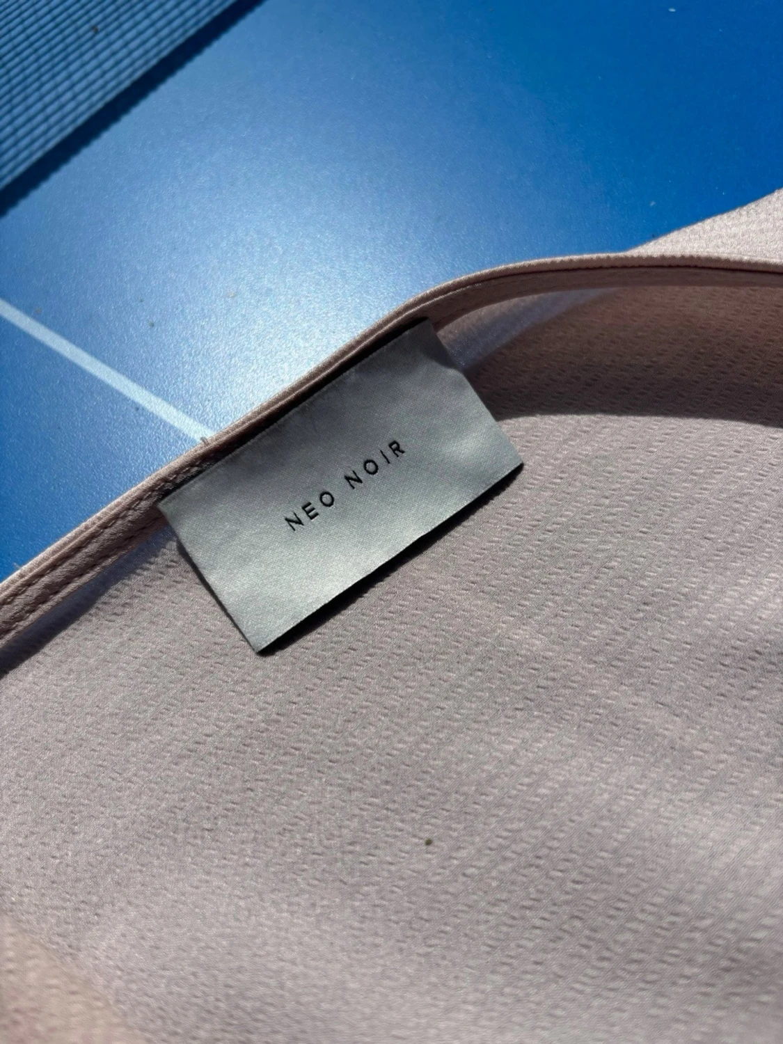 Ljus omlottklänning i satin - 2