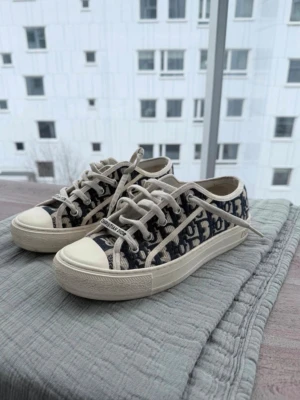 Dior sneakers - Snygga sneakers från dior. Använda men ändå helt okej skick. Har tyvärr inte kvitto eller skolådan kvar. Innersula 24,5cm 