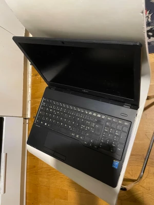  Fujitsu core i5, 8GB Ram, ssd 240GB , Windows 11, funkar bra, laddare ingår  - Säljer en svart bärbar dator från Fujitsu med stor skärm och fullstort tangentbord. Datorn har en stilren design med Fujitsus logga på locket och materialet är plast. Perfekt för studier, surf eller gaming.