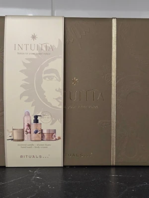 Rituals Intuita lyxigt presentset - Oanvänt Limited edition slutsåld!presentset från Rituals Intuita med duschskum, doftljus, handtvål och whipped body cream. Produkterna kommer i en elegant beige och guld ask med vackra blommiga detaljer. Perfekt för dig som vill unna dig något extra till din hudvårdsrutin.