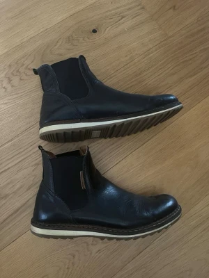 Svarta boots från Björn Borg - Svarta boots från Björn Borg i skinn. Nypris 1100kr. Storlek 44