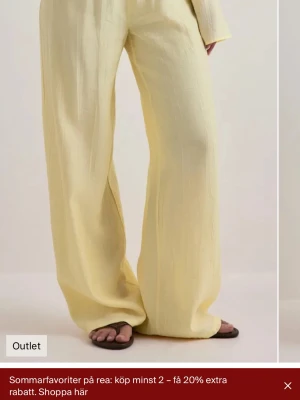 Pull On Crinkled Pants - Snygga gula mysbyxor i mjukt och lent material. Går utmärkt att vika ner i midjan ifall man skulle föredra med low waist. Storlek xs med prislappen kvar, ej använd. Byxorna är från NELLY❤️