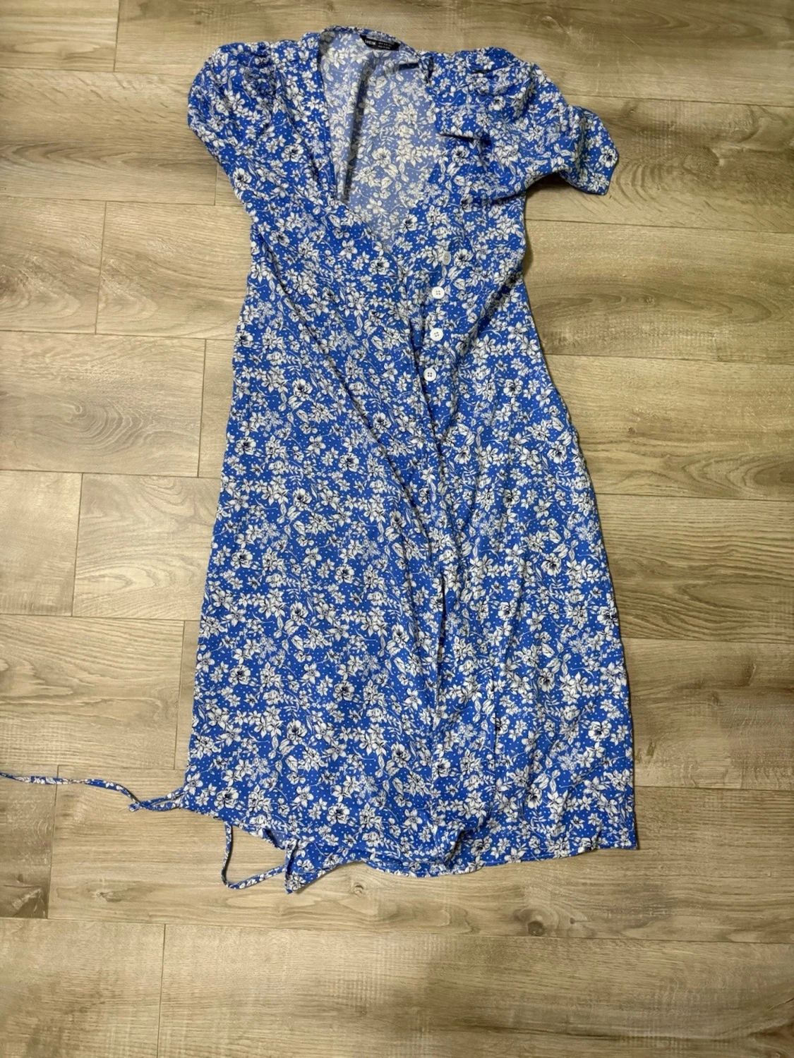 Blå blommig omlottklänning