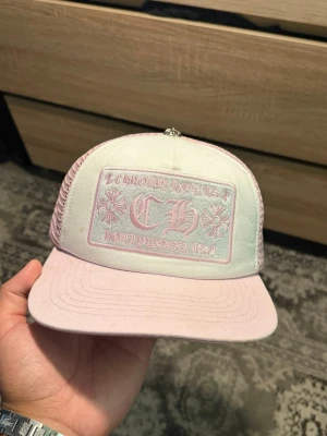 Chrome hearts keps - Hej säljer nu min rosa chrome keps då den inte kommer till användning. Skicket är väldigt men har några fläckar som kan tvättas av. Den är onesize och justebar. Pris kan diskuteras!
