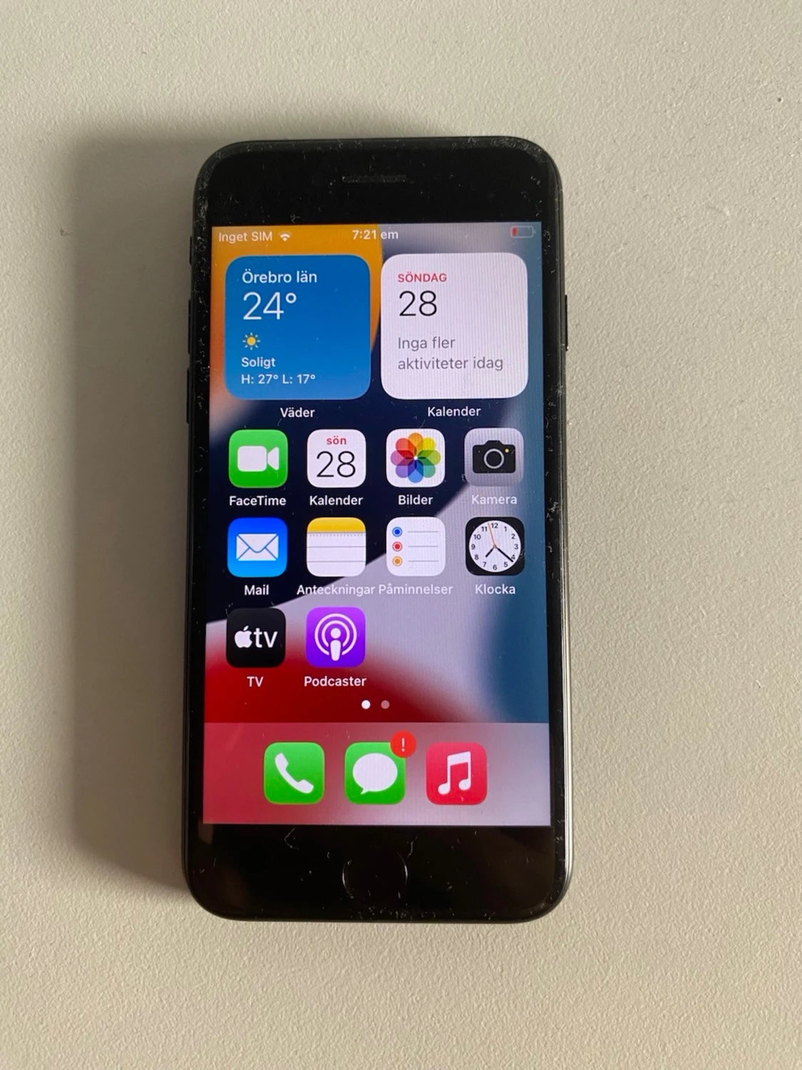 Svart iPhone med glasbaksida - 1