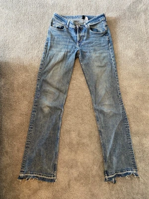 Bootcut low waist jeans - Jättesnygga jeans från hm, jätteskönt material. lite slitage längst ner- visas på bilder🩷 Mått: Midja 36cm Midjehöjd 21cm Innerbenslängd 82cm
