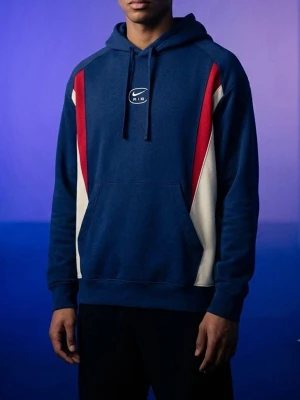 Blå Nike Air hoodie med rödvit detalj - Snygg blå hoodie från Nike Air med huva och dragsko. Har vita och röda paneler längs sidorna och en stor magficka framtill. Nike Air-logga broderad på bröstet. Perfekt för en sportig och avslappnad stil.