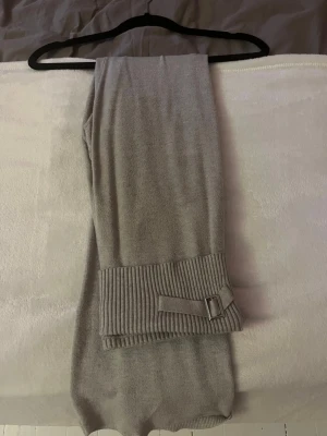 Grå mjukisbyxor med ribbad midja - Gråa utsvängda mjukisbyxor med en ribbad midja som går att vika ner. Byxorna är i storlek S men är lite stor i storleken och väldigt stretchiga. Alla lappar i byxorna är bortklippta tyvärr.