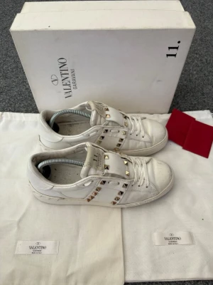 Valentino rockstuds - Valentino rockstud | Storlek 38 1/2 | Tillbehör: Låda, dustbag, kort | Endast 1499:- | Tveka inte att höra av dig vid frågor | ladoelgato.resell