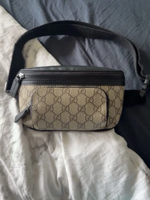 Gucci bag - Fin gucci bag som har blivit använd några gånger och har 2 små skador som man kan se på bild 3 och 4 annars i bra skick