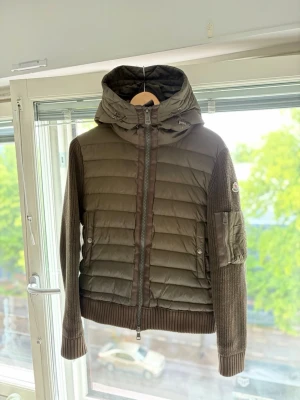 Moncler cardigan  - Säljer nu min jätte fina moncler cardigan i mörk grön då den har blivit för liten för mig den är i super skick och har inga hål eller skador på sig bara skriva om du har några frågor eller vill ha mer bilder 🤗