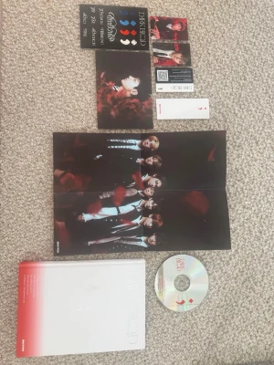 ENHYPEN - Dark Blood (Full ver.) +Photocard - Komplett album med alla inclusions: Sunghoon photocard, stickers, photobook, poster, CD m.m. CD:n är i princip oanvänd. Mindre märken på framsidan och postern (se bilder), annars mycket fint skick. Köparen står för frakt🫶