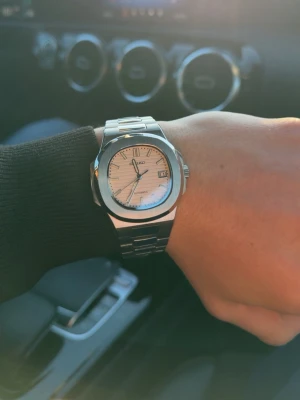 Seiko mod  - ⌚ Automatisk Seiko Mod i rostfritt stål.  Stilren klocka med automatisk mekanisk rörelse    Levereras med box, certifikat och justeringsverktyg för att justera länken.  📱 Följ mig på TikTok eller Instagram för fler bilder och videos på klockan. (Seikomodsweden)  💬 Skicka DM vid intresse. OBS: pris går att diskutera!