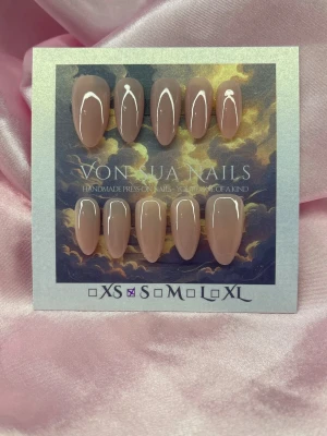 Bare (S);Medium Almond - Snygga handgjorda press-on naglar i pink nude färg. Naglarna har en elegant medium längd av almondform för en trendig look. Perfekta för dig som vill ha stilrena och moderna naglar utan krångel.S: 15 mm, 11,5 mm, 12 mm, 11 mm, 9 mm 