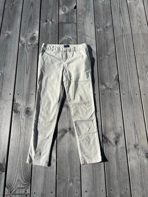 Polo Ralph Lauren golfbyxoe - Snygga beiga chinos från Polo Ralph Lauren med raka ben och klassisk passform. Byxorna har sidfickor, bakfickor med knapp och bälteshällor. Tillverkade i mjuk bomull som känns skön mot huden. Perfekta för en clean och stilren look. Perfekt för sport som tex golf eller ridning. 100% äkta och de kostade 1200kr i orginalpris från polos egna affär. Mitt pris är endast 499kr