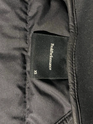 Peak performance vår/höst jacka  - En peak performance jacka i bra skick armarna kan vara lite sämre skick men fortfarande bra annars är det inga problem och jackan är overall i bra skick och inte alls mycket använd. Size är xs. Är villig att kommer ner i pris!