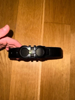 Snyggt svart bälte  - Snyggt och helt nytt bälte som är 105cm i storlek och som är i väldigt fin kvalité🤩.   (pris kan såklart diskuteras😉)