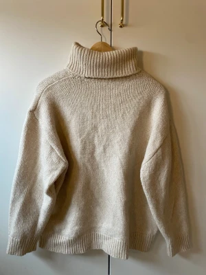 stickad tröja med hög krage - cozy stickad tröja m hög krage, använd typ 3 ggr och väldigt bra skick inga slitningar!! orginal pris; 499kr