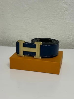 Herme's Bälte (Vändbar) - Vändbar går att bäras åt två sidor. Helt ny aldrig använd. Storlek 110cm. Snabb frakt. Endast bälte