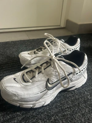 Trendiga Nike träningskor - Trendiga Nike träningskor i strl.41 knappt använda 