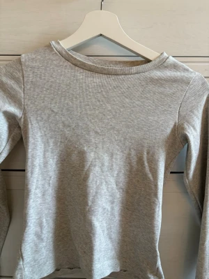 Grå tunn tröja - Säljer en grå tunn tröja som jag köpte från vinted. Men den var för liten för mig tyvärr. PostNord prioriteras