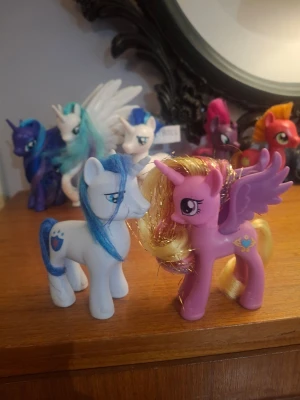 My Little Pony Cadence och Shining Armour - Myclet fin kondition. Shining armours hår är stylat. Cadence är från Crystal Empire utgåvan med glitter hår.