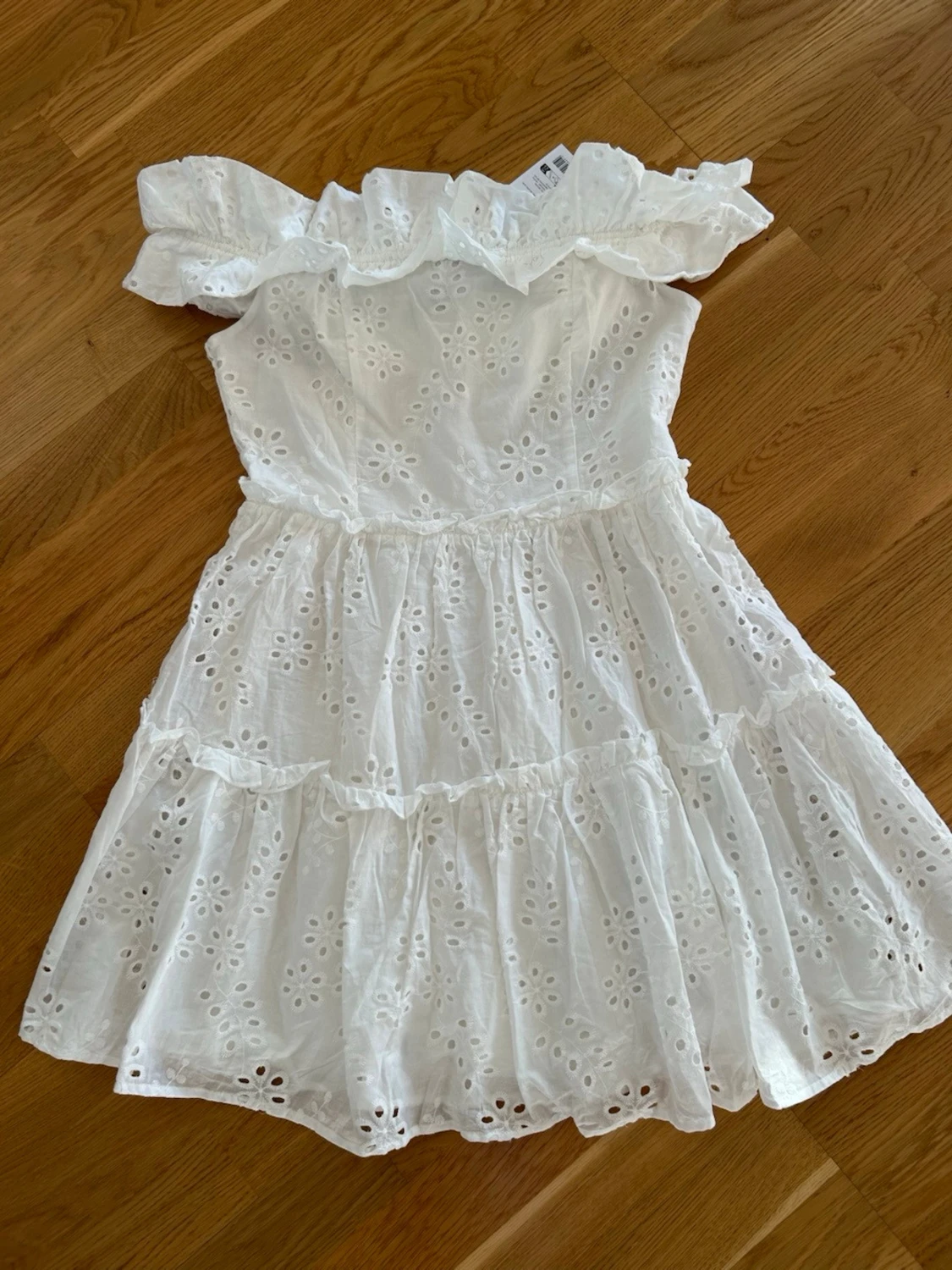 Ny Vit offshoulder klänning med volang