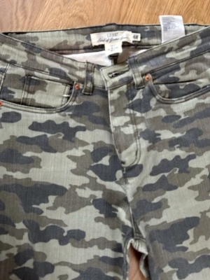 Camo skinny jeans från HM - Snygga camoflagemönstrade skinny jeans från Lee. Byxorna har klassisk femficksdesign, dragkedjor vid bensluten och är tillverkade i ett stretchigt bomullsmaterial för skön passform. Perfekta för dig som vill sticka ut med en cool militärstil.