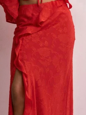 Röd långkjol med volang och slits - Storlek 36, egna bilder finns!