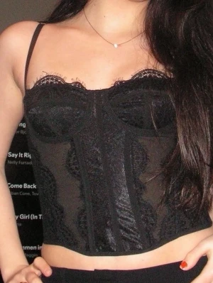 Svart spetskorsett med meshdetaljer - Snygg fest topp.  Svart  korsett med tunna axelband, spets. Från SHEIN. 