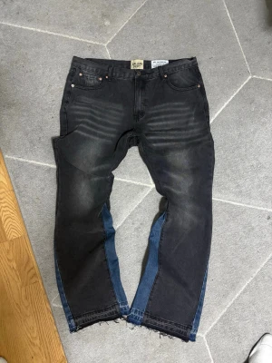 Flared jeans - Använda ett par gånger. Dem är fortfarande i bra skick, storleken är xl men den är sydd på insidan så den borde passa L.