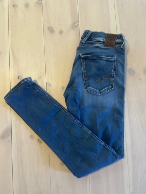 Replay jeans  - Replay jeans! Modell= anbass, W30 L34 hör av er vid funderingar, priset sitter ej fastspikat vid snabb affär, Ny pris= 2000 