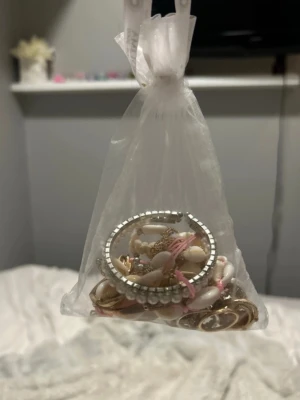 Mix av ringar i guld och silver - Säljer ett paket med flera olika ringar i både guld- och silverfärg. Vissa ringar har pärldetaljer och andra har unika former och mönster. Perfekt för dig som gillar att mixa och matcha accessoarer. Ingen specifik märkning synlig. Ett halsband från Lily and rose oanvänd där utav priset😊