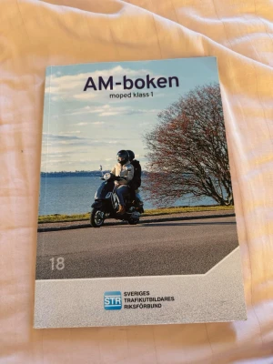 Körkortsbok moppe - Säljer min teoribok från när jag tog moppekort. Har strykit under saker i boken annars i fint skick. Man kan även få arbetshäftet ”på köpet” men har strykit under de rätta svaren😅. Hör av er vid funderingar!