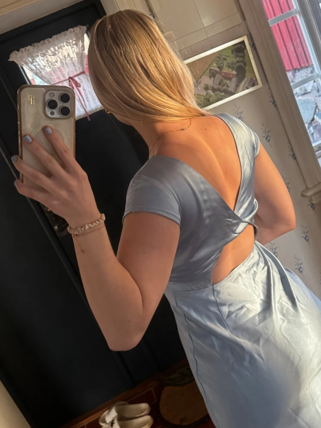 Ljusblå långklänning i satin med öppen rygg - 1