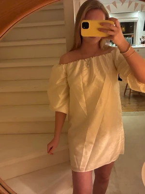 By Malina off shoulder klänning  - Säljer en söt vit offshoulder klänning med puffiga korta ärmar och rak passform. Klänningen är kort och har en luftig känsla, den perfekta studentklänningen!!👩🏼‍🎓🤍🍾 Den är helt ny med prislapp, det står att storleken är xxs MEN skulle säga att den är en xs eller s. Jag är vanligt s i klänningar