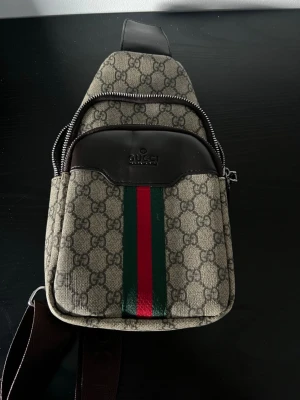 Axelväska - Snygg axelväska 