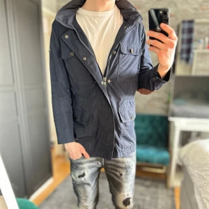 Hackett Field jacket - Mycket bra skick, inga defekter! Storlek M sitter som M  och passar dig som är mellan 175-185cm ungefär. Nypris ca 3000kr. Modellen är 185 cm, 75kg. Passar bra nu till våren! Skriv för mer information!🤝