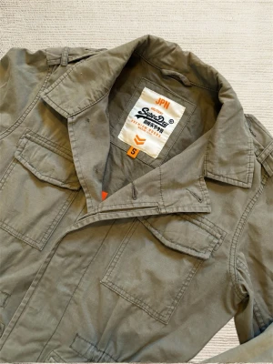 SUPERDRY FIELDJACKET - En mycket trevlig fieldjacket av märket Superdry i en extremt snygg grön färg! Hör av dig vid frågor!