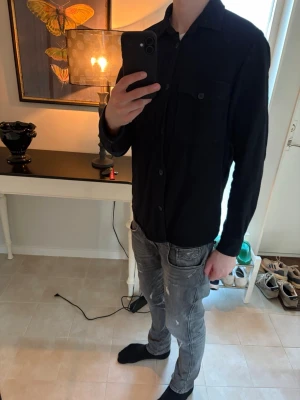 Svart overshirt, only and sons - Säljer en svart overshirt från only and sons! Perfekt till en vanlig skjorta under (lager på lager metoden dsvdv), eller bara nu till det varmare vädret istället för en tjock jacka🙃 fint skick, nypris~700. Hör av dig vid frågor😇