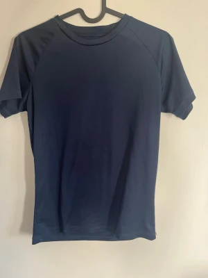 Träningstopp  - Mörkblå, inte så stretchigt material men ändå lite stretchigt.