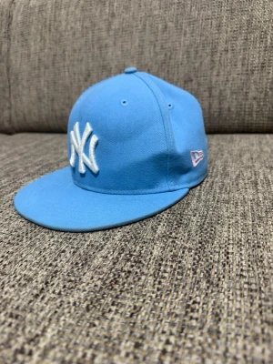 New Era 59FIFTY New York Yankees Cooperstown – blå/rosa fitted keps - Säljer en äkta New Era 59FIFTY fitted keps från Cooperstown Collection med New York Yankees.