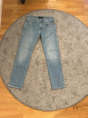 Replay jeans - Ljusblåa Replay jeans i strl 28/32, mycket fint skick!
